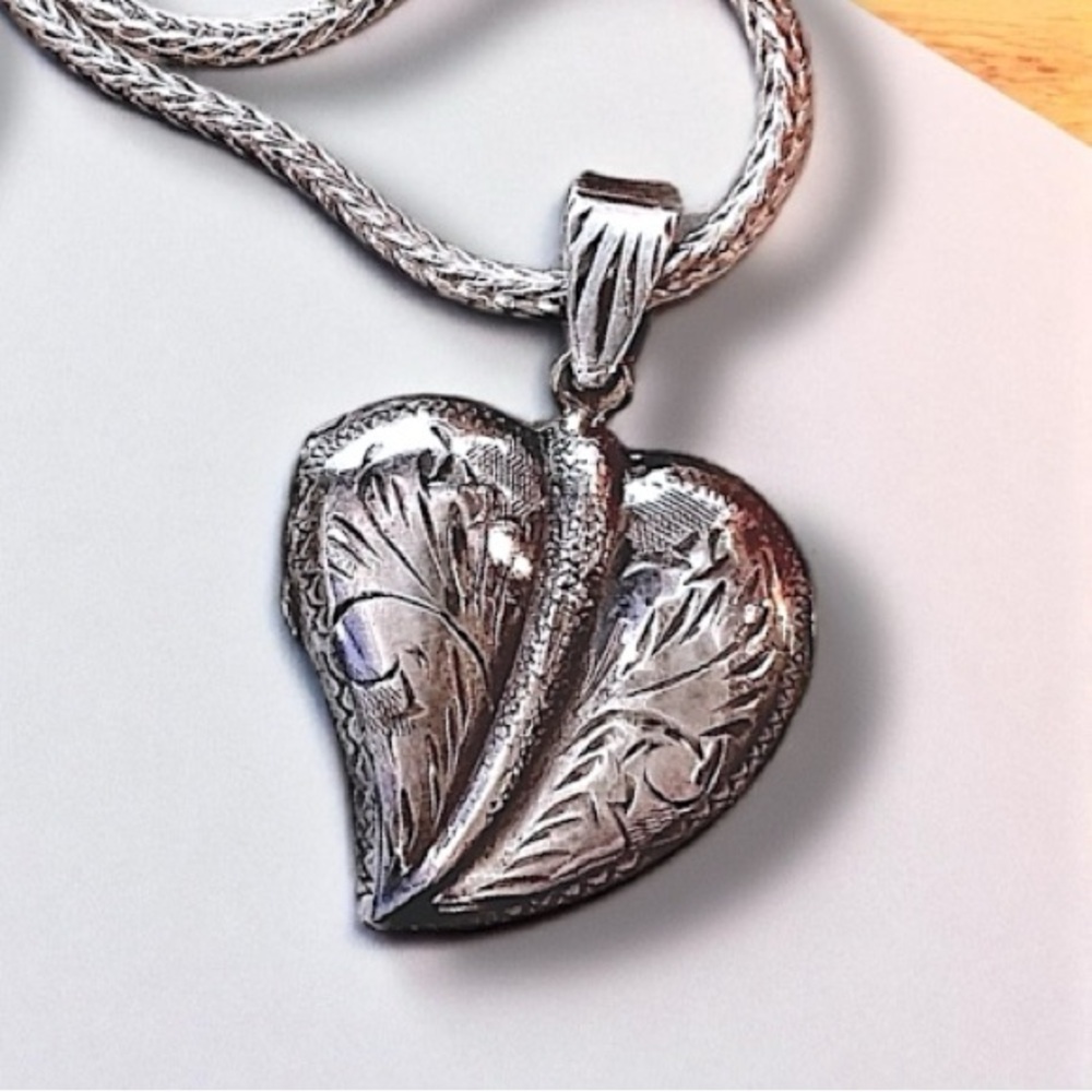 Vintage Estate hand etched locket pendant beautiful details Solid 925 Unique